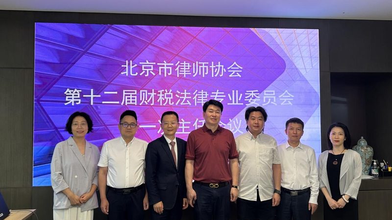 代理记账服务的收费价格表通常包含以下几部分服务：
